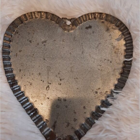 Vintage Towel Holder Heart Shaped Tin with Hand Towel - Picture 3 of 8